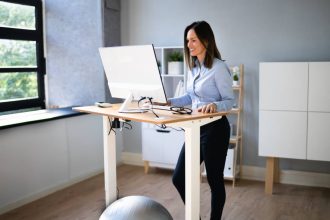 Piètements de bureaux assis debout réglables en milieu professionnel