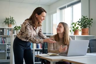 Femme en conseil professionnel dans un bureau moderne