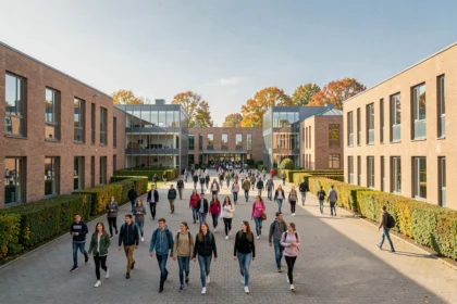 Vue panoramique d'un lycée moderne en Seine-et-Marne avec des élèves traversant la cour sous des arbres d'automne